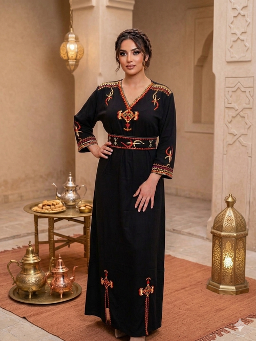 Robe traditionnelle brodée Liza - détail col en V brodé