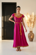 Robe Kabyle Longue avec Ceinture Tressée à Pompons – Robe Traditionnelle Berbère
