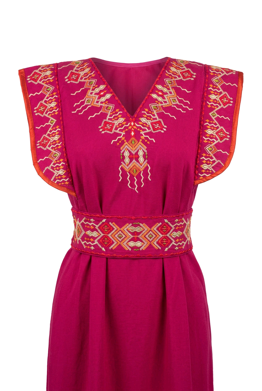 Robe kabyle de cérémonie Thiziri - vue portée en mouvement