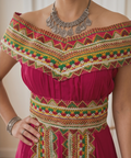 Robe kabyle de cérémonie Nawel rouge - détail broderie berbère du buste
