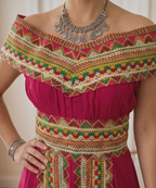 Robe kabyle de cérémonie Nawel rouge - détail broderie berbère du buste