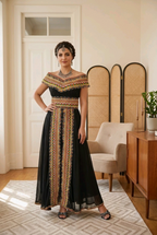 Robe kabyle de cérémonie Nawel noire portée - col brodé traditionnel berbère