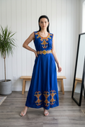 Robe kabyle longue brodée Warda - coloris bleu roi portée