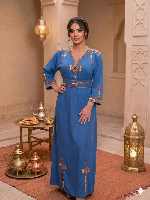 Robe traditionnelle de cérémonie brodée Liza - vue d'ensemble portée
